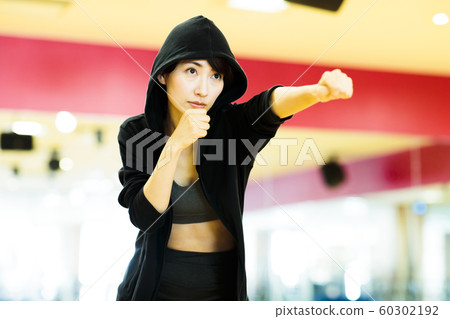健身運動健身房訓練中期女子運動 60302192