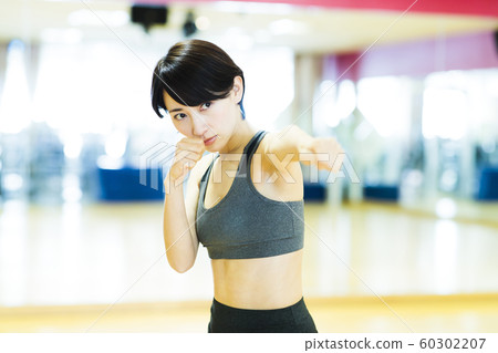 健身運動健身房訓練中期女子運動 60302207