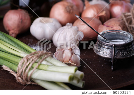 Fresh onion and garlic on wood plate 60303154