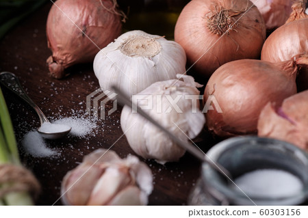 Fresh onion and garlic on wood plate 60303156