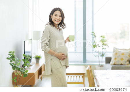 Pregnant woman 60303674