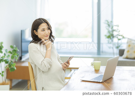Pregnant woman 60303678