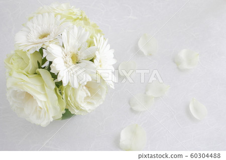 White gerbera and ranunculus White gerbera and ranunculus 60304488