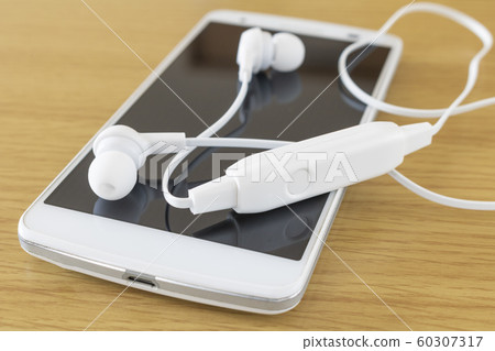 智能手機和無線耳機的特寫 智能手機和無線耳機的特寫 60307317