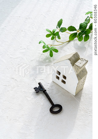 Old key and miniature house 60308346