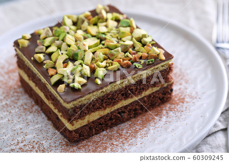 Mozart cake with Pistachio 60309245
