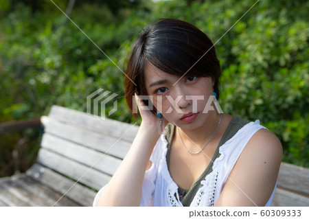 Portrait woman park 60309333