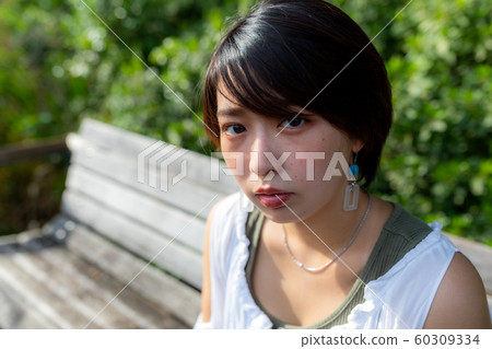 Portrait woman park 60309334