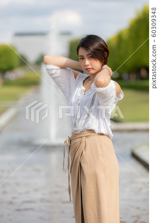 Portrait woman park 60309348