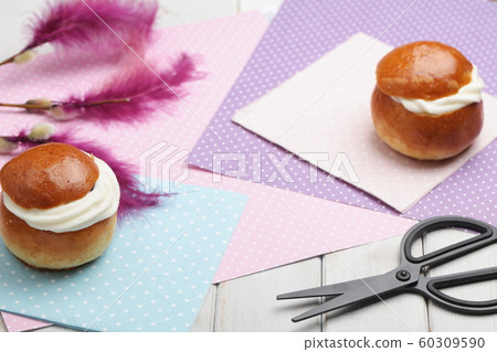 Fastelavn decorations and buns 60309590