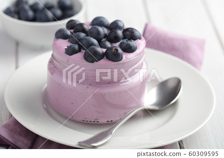 Blueberry yogurt with fresh berries 60309595