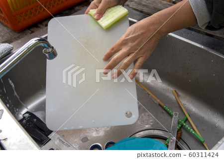 Cleaning up tableware used outdoors Cleaning up tableware used outdoors 60311424