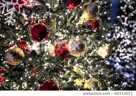 七彩聖誕樹與閃閃發光的燈 60313051