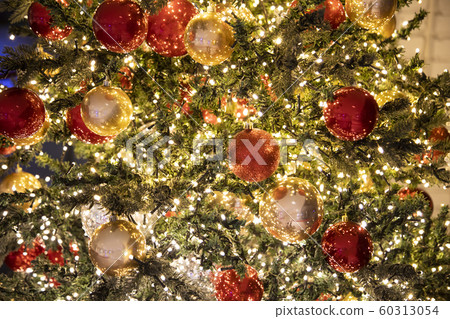 七彩聖誕樹與閃閃發光的燈 60313054