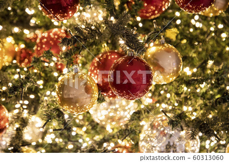 室內擺放著一棵色彩繽紛的聖誕樹 60313060