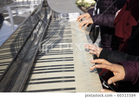 People playing the piano 60313384