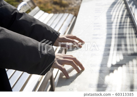 Female hands playing the piano 60313385