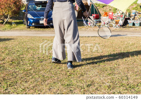 打羽毛球的婦女 打羽毛球的婦女 60314149