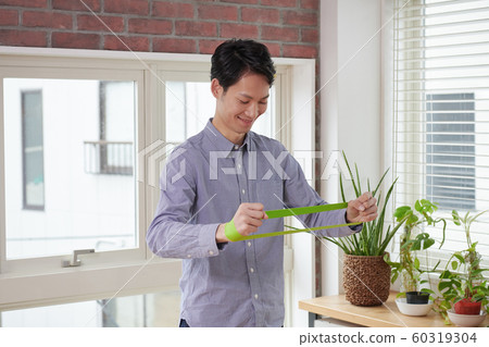 男人做手臂肌肉訓練 60319304