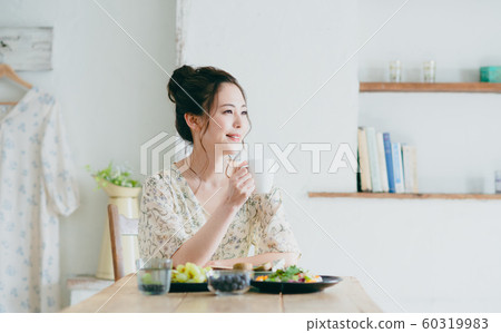young woman      60319983