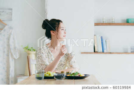 young woman      60319984