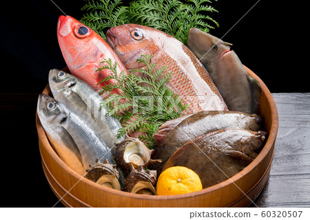 Assorted fresh fish 60320507