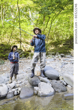 山間溪流釣魚畫像父母子女家庭 60322246