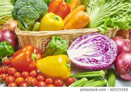 大量新鮮美味的蔬菜 60325260