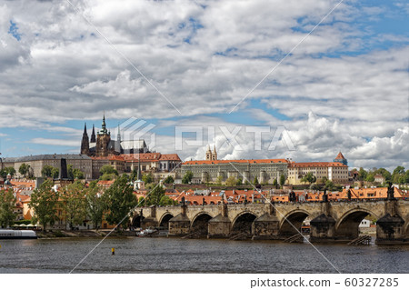 布拉格城堡聖維特大教堂和查理大橋 布拉格城堡聖維特大教堂和查理大橋 60327285