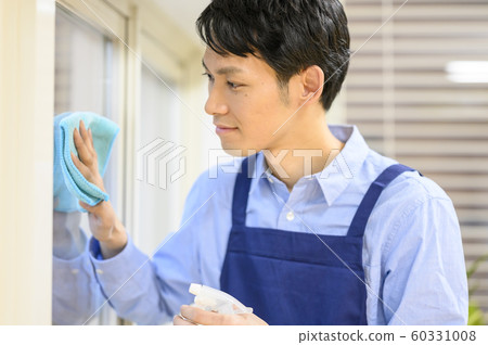 Portrait of a man cleaning Portrait of a man cleaning 60331008