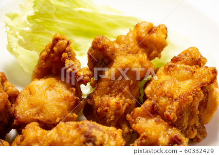 Deep-fried chicken (with lettuce). (White plate / white background) 60332429
