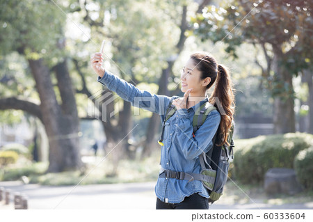 背包客旅行女人獨自旅行 60333604