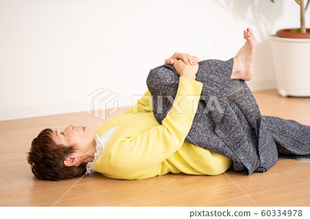 舒展的高級婦女 60334978