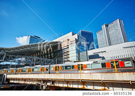 大阪梅田JR大阪站的大型車頂和新型圓形車 60335136