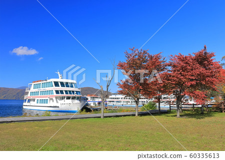 [Aomori Prefecture] Lake Towada pleasure boat and autumn leaves 60335613