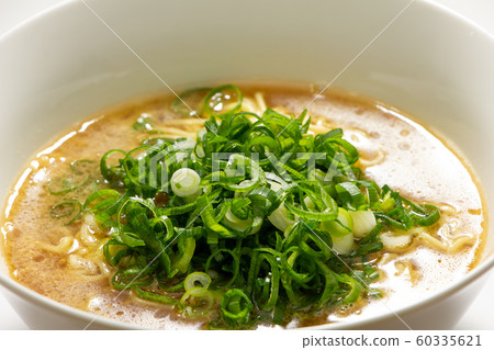Green onion ramen. (Green onion topping soy sauce ramen) Green onion ramen. (Green onion topping soy sauce ramen) 60335621