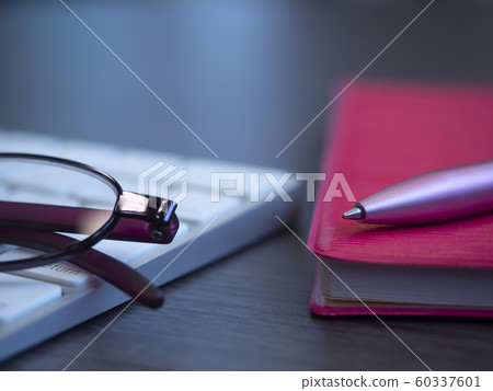 Business image · notebook · PC · glasses · female 60337601