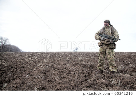 Army special forces machine gunner in field 60341216