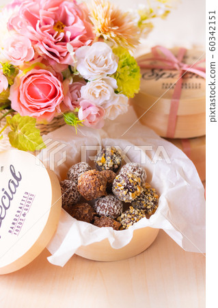 Chocolate truffles 60342151