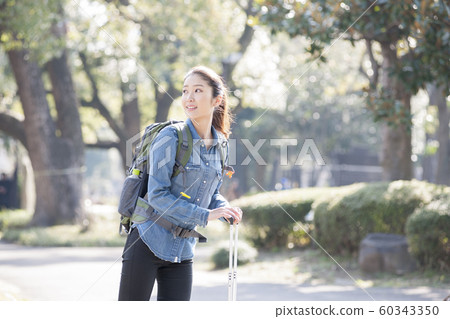 背包客年輕女子獨自旅行 60343350