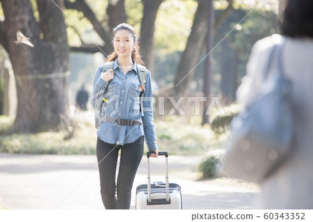 背包客年輕女子獨自旅行 背包客年輕女子獨自旅行 60343352