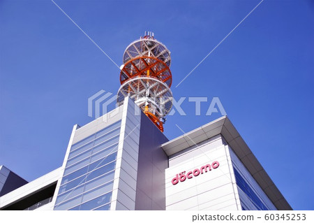 電信運營商大樓和無線電塔,低角度 電信運營商大樓和無線電塔,低角度 60345253