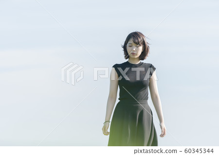 走在公園的少婦在海旁邊 走在公園的少婦在海旁邊 60345344