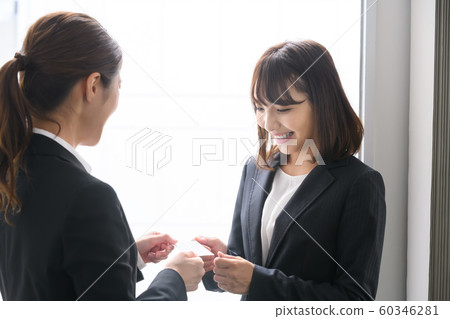 辦公室西裝女性名片交換 60346281