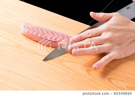 In front of the board to pull the sashimi 60349684