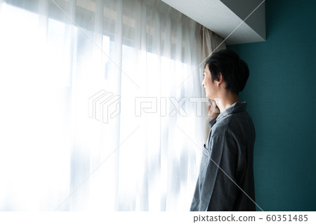 穿著睡衣的男人 穿著睡衣的男人 60351485