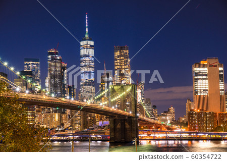 曼哈頓和布魯克林大橋的紐約夜景 60354722