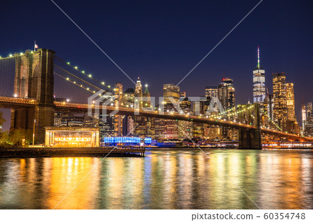 曼哈頓和布魯克林大橋的紐約夜景 60354748