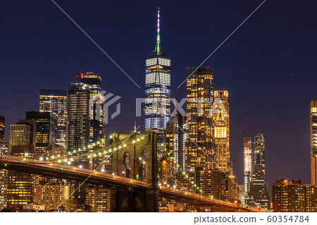 曼哈頓和布魯克林大橋的紐約夜景 60354784