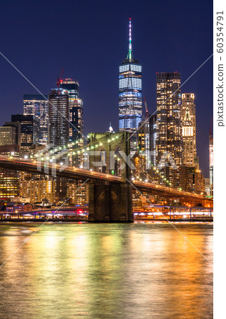 曼哈頓和布魯克林大橋的紐約夜景 曼哈頓和布魯克林大橋的紐約夜景 60354791